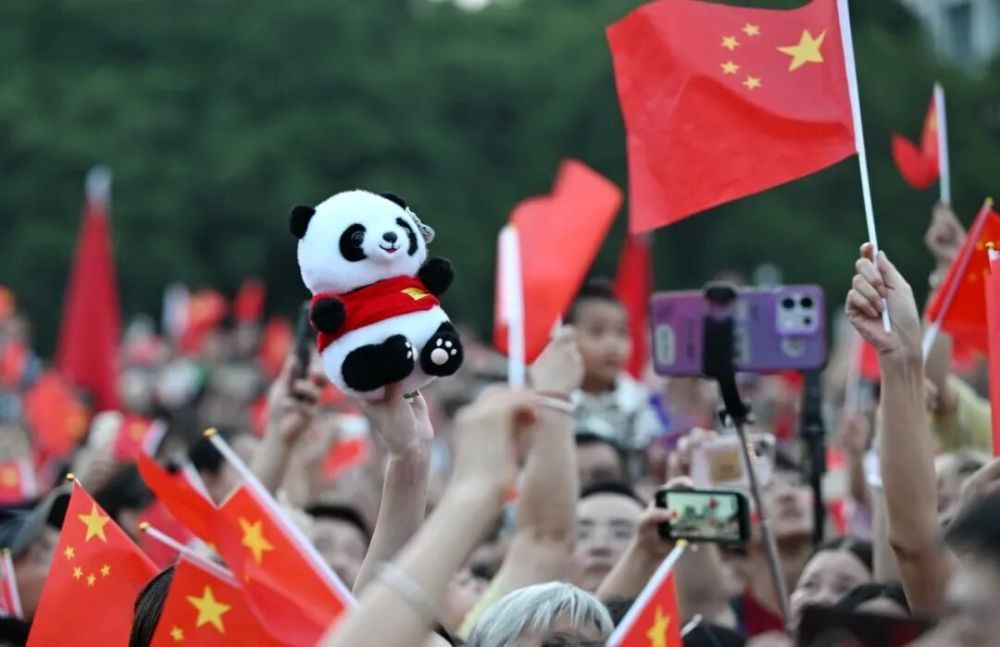 10月1日,人们在福州五一广场参加庆祝中华人民共和国成立77周年升国旗仪式。新华社记者 林善传 摄
