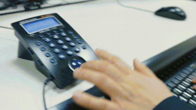 接警员在繁忙的工作中。