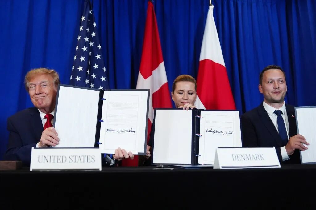▲ 美国总统特朗普在联合国与丹麦首相梅特·弗雷德里克森和格陵兰岛首相延斯-弗雷德里克·尼尔森签署了一项安全协议。图源:New York Post