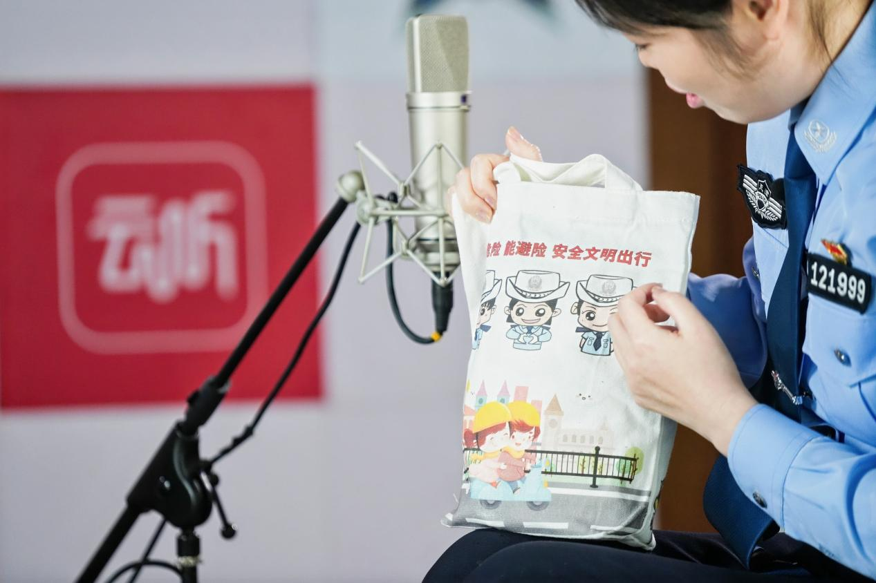 连捷展示她们做的文创礼品