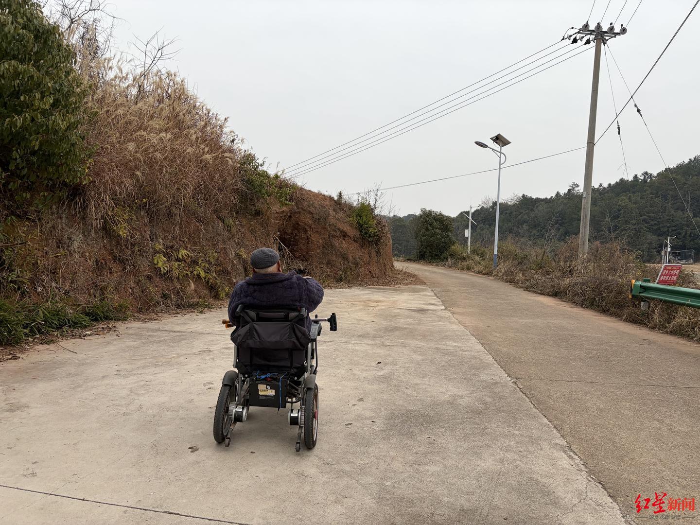 ▲徐玉森在办追悼会的地方回忆