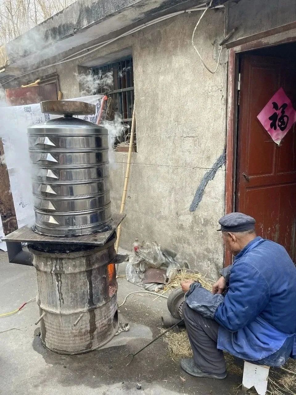 蒸馒头、笼糕时,爷爷在烧火。(图/钱雨朦 摄)