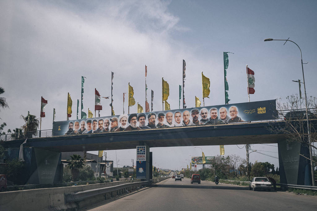 当地时间2026年4月18日，黎巴嫩西顿，停火协议生效数小时后，数千名流离失所民众启程返回南部村庄。视觉中国 图