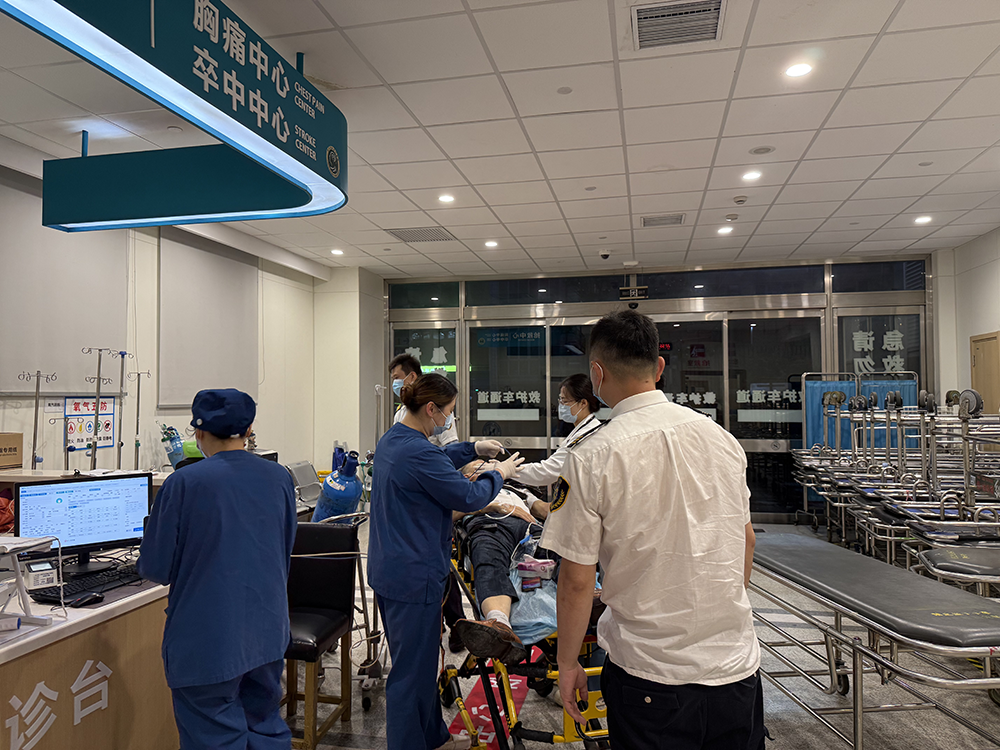 7月11日22时56分，上海杨浦区的交大医学院附属新华医院急诊抢救室，一名老人被120救护人员送来急诊，送来时口吐白沫、意识模糊。本文图片均为 澎湃新闻记者 陈斯斯 摄