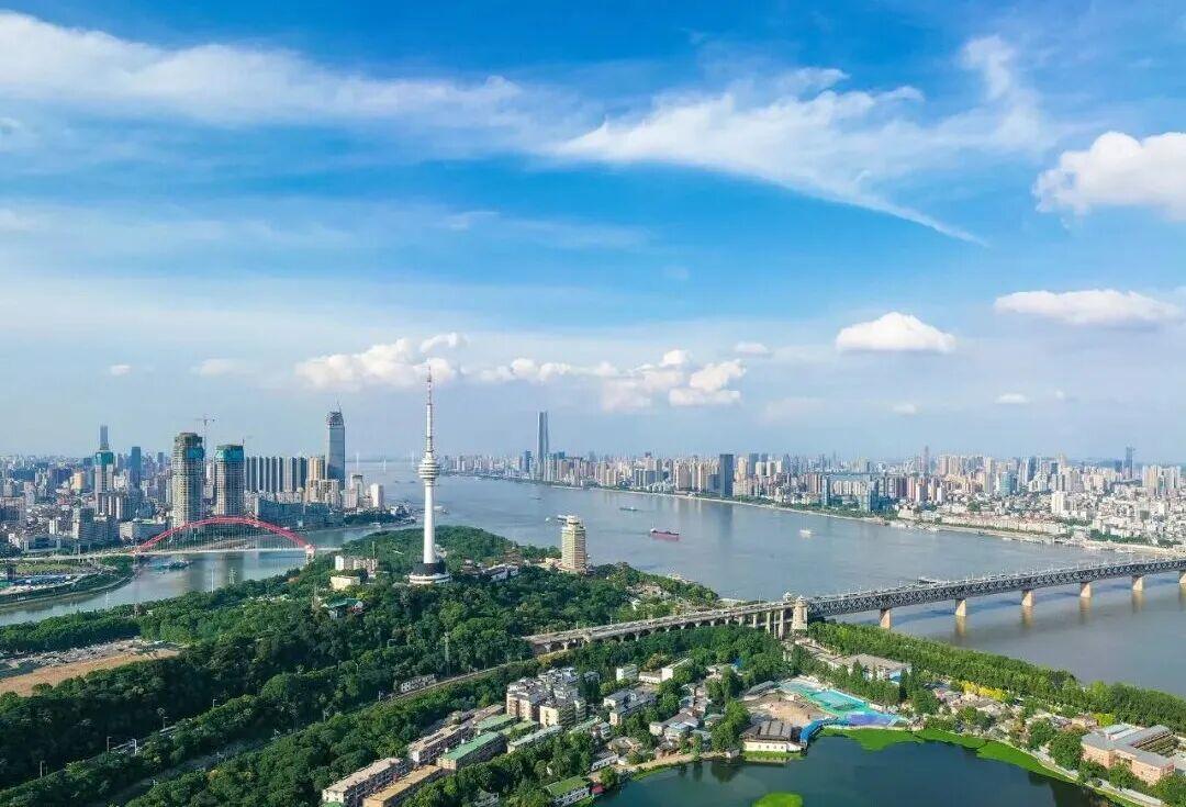 航拍镜头下，两江四岸的江城武汉风景如画。