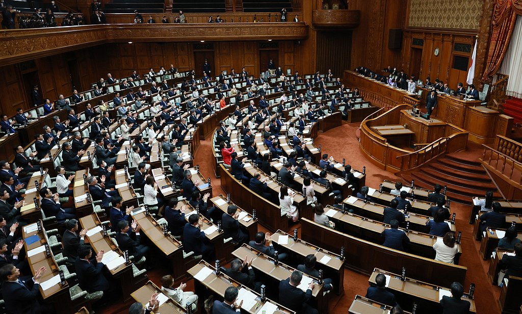 4月7日，日本东京，日本参议院全体会议表决通过2026财年预算案。（视觉中国）