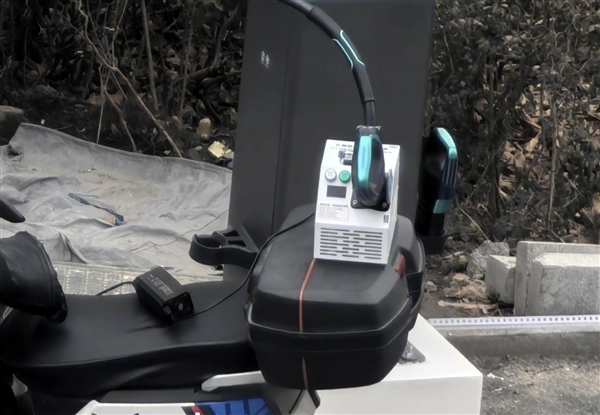 男子用比亚迪兆瓦闪充给电摩充电 博主：这是用巡航导弹打蚊子