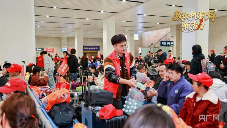 务工群众在工作人员的引导下有序候车(央广网发 牟泗亭 摄)