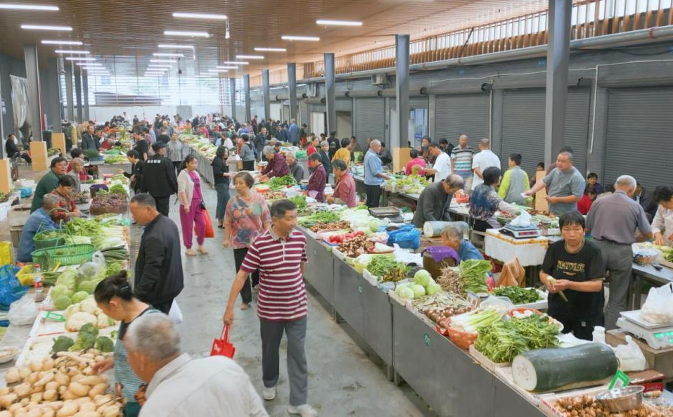 4月10日，市民在浙江省嘉兴市秀洲区新塍菜场自产自销区挑选蔬菜。新华网发（王新林摄）