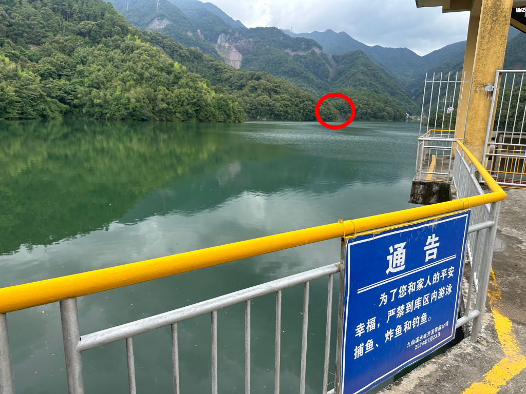 九仙溪水库南边贴着公告提醒禁止游泳,红圈处为刺刀峡谷路口。本文图片除特殊备注外均由澎湃新闻记者王选辉提供。