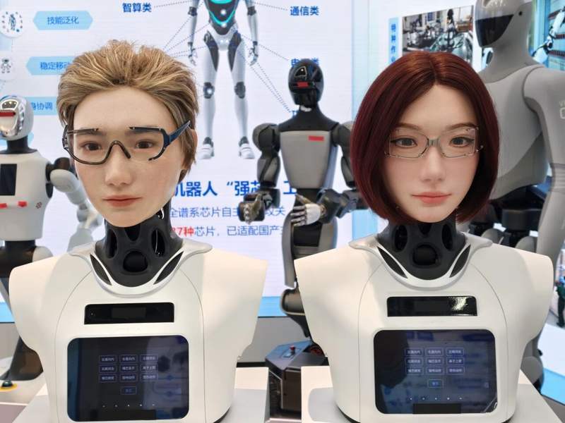 松延动力展示全栈自研的仿生人脸产品Hobbs3。图/松延动力微信公众号