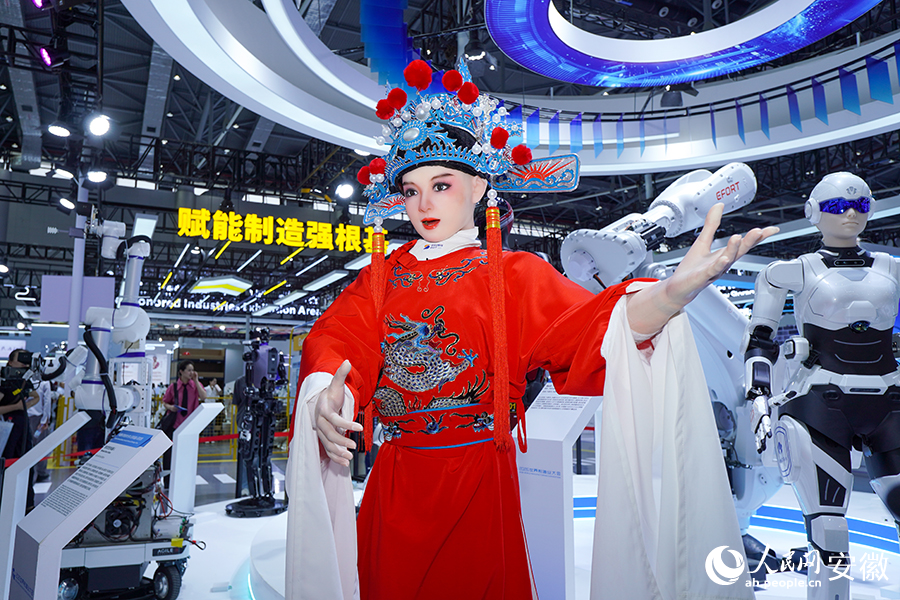 人形机器人演唱黄梅戏。人民网记者 陈若天摄