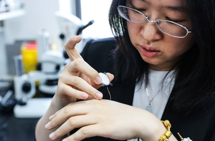 更多脑机接口创新产品正在上海向着取证上市而努力。（文汇报记者袁婧 摄）