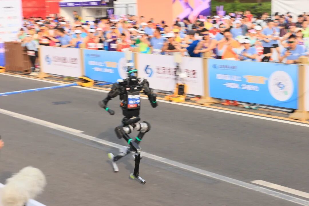 人形机器人在奔跑。