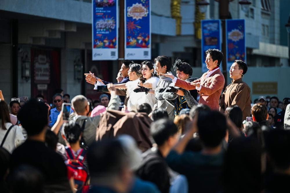 10月6日,演员在天津金街表演结束后向观众致意。