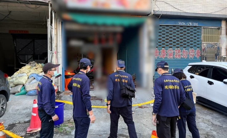 高雄警方在事发现场采证。图源:台媒