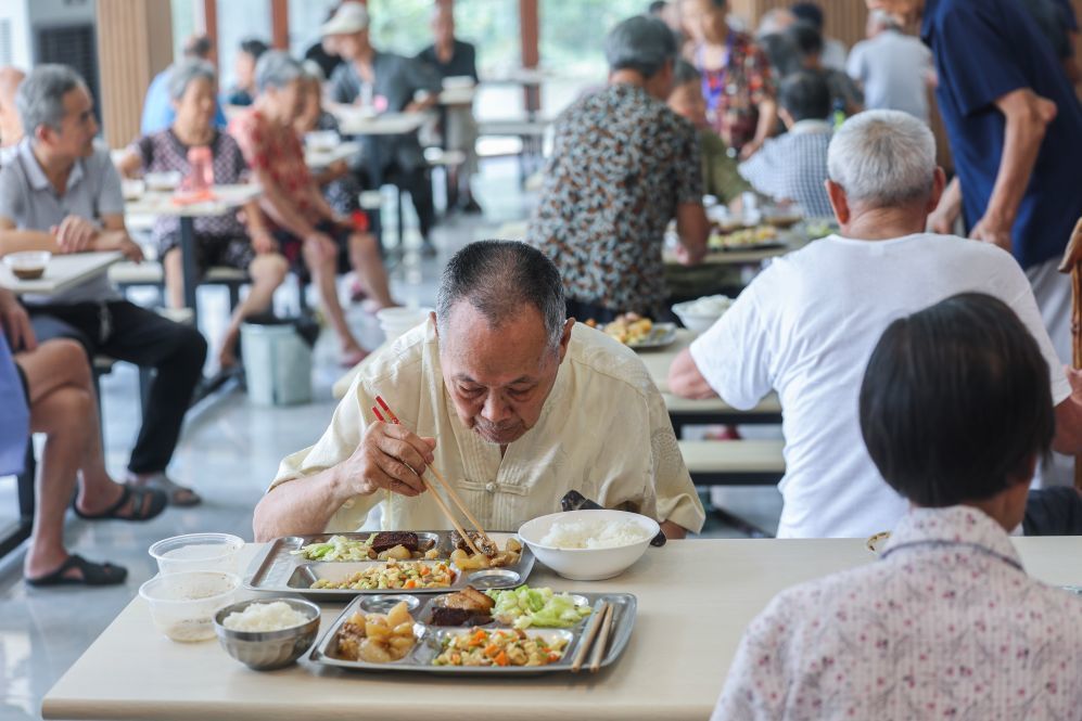7月28日,老人在浙江省杭州市桐庐县江南镇荻浦村老年食堂就餐。新华社记者 徐昱 摄