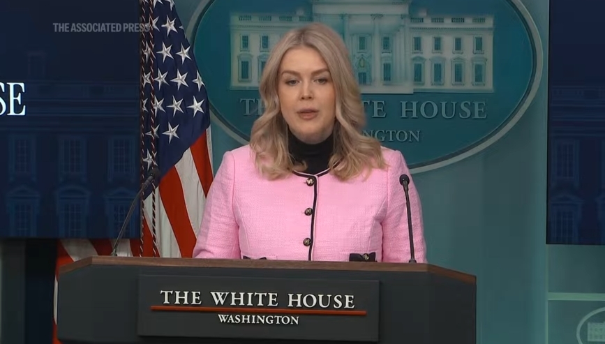 当地时日,白宫新闻秘书莱维特在简报会。美联社截图