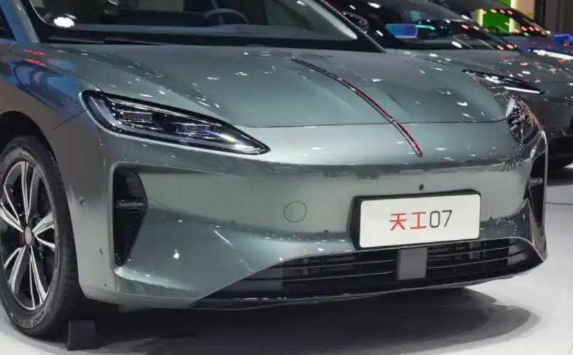 天工07：红旗把“体面”从大会堂门口，开进了晚高峰