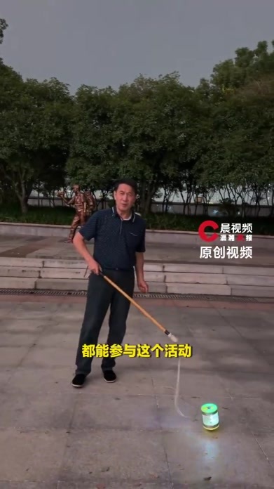 长沙60岁阿姨抽陀螺一年被夸像40岁