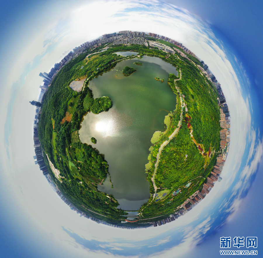 位于贵阳观山湖区的观山湖生态湿地水体一年四季碧水涟漪,是贵阳市的城市“绿肺”,图为观山湖公园航拍“小行星”视角。新华网 卢志佳 摄
