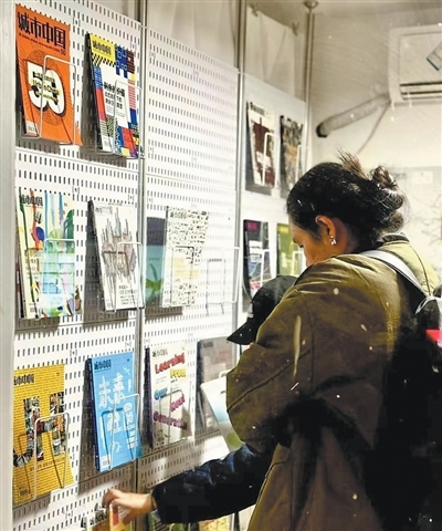 上海长宁区，居民在幸福居民区“一米集市”小屋参观。林大悦摄