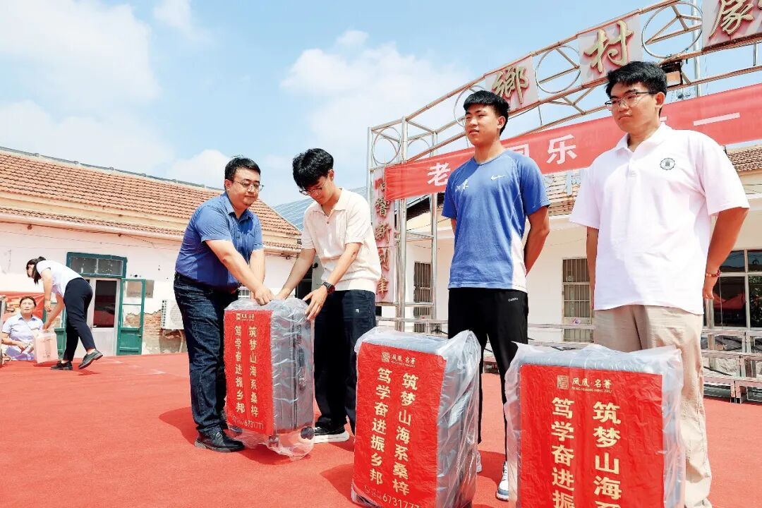 2026年8月，山东东营利津县，利津街道小李庄村文化大院举办一场不收礼金的集体升学宴。图/视觉中国
