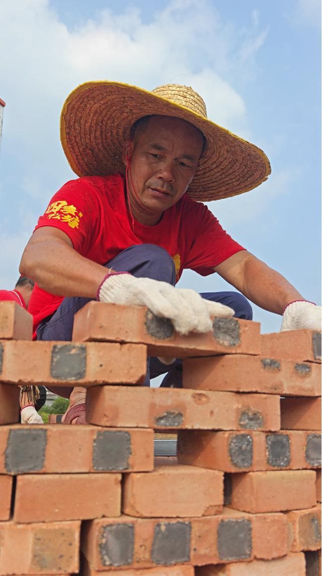 塔砌到1.38米之后才开始留通风孔。