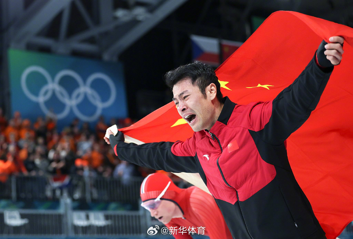 2月19日,宁忠岩在赛后身披国旗庆祝。新华社记者 李京 摄
