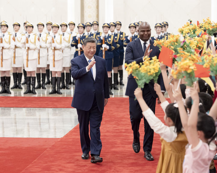 4月21日下午，国家主席习近平在北京人民大会堂同来华进行国事访问的莫桑比克总统查波举行会谈。这是会谈前，习近平在人民大会堂北大厅为查波举行欢迎仪式。新华社记者 丁海涛 摄