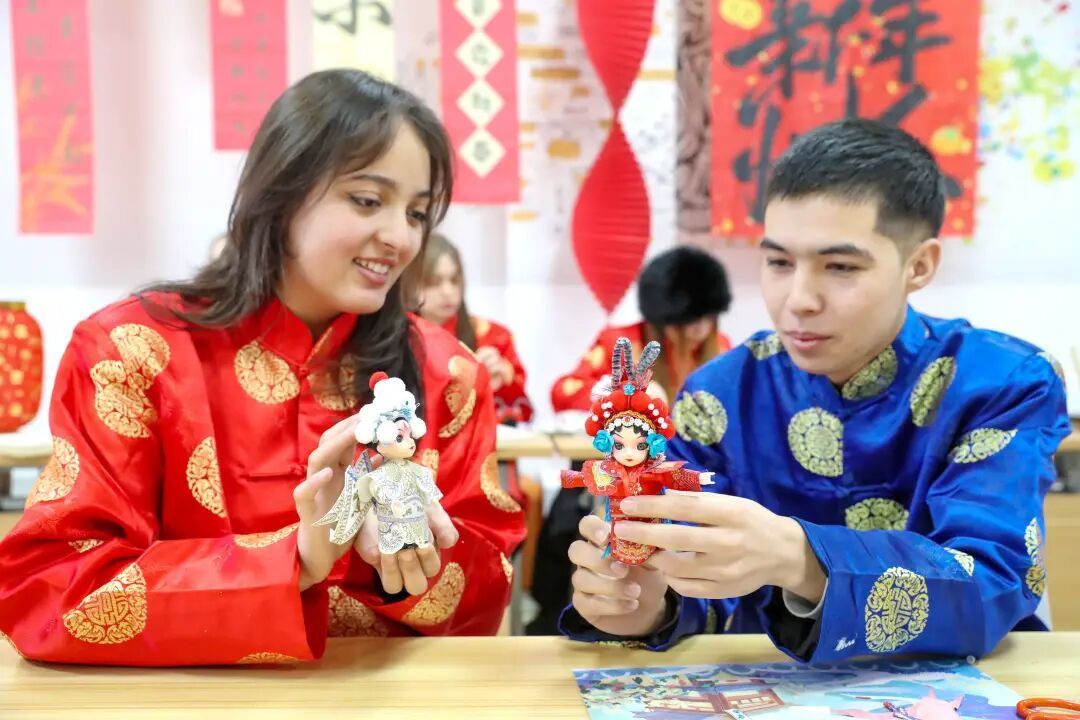 “到中国过年成热潮” 外国人沉浸式体验中国年