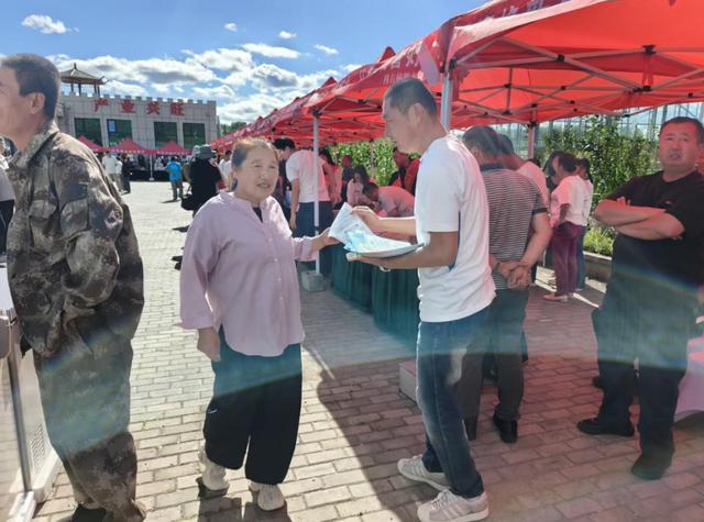 科右前旗“三下乡”活动现场工作人员向农牧民宣讲家电以旧换新政策