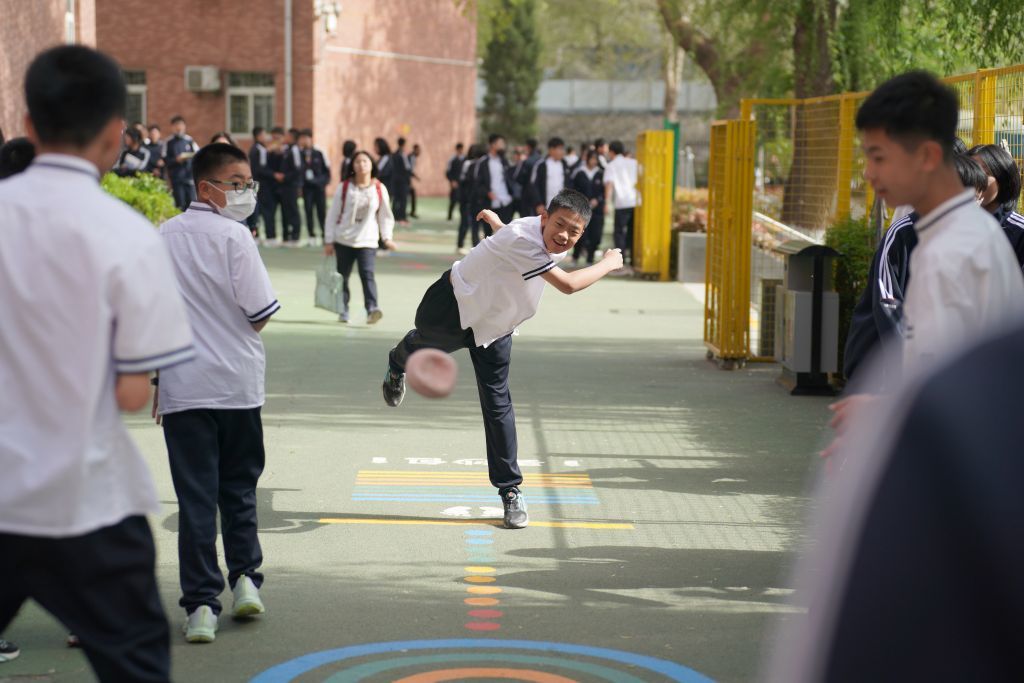 这是陕西西安辅轮中学学生在“课间15分钟”打沙包。新华社记者 邵瑞 摄