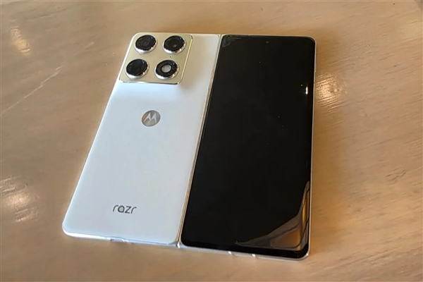 moto首款大折叠屏来了！moto Razr Fold亮相CES