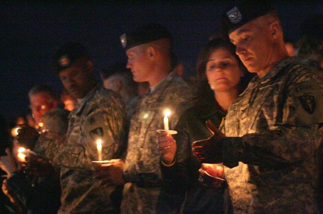 2009年11月6日,美国得克萨斯州胡德堡陆军基地为枪击案死难者举行烛光守夜活动/图源:视觉中国