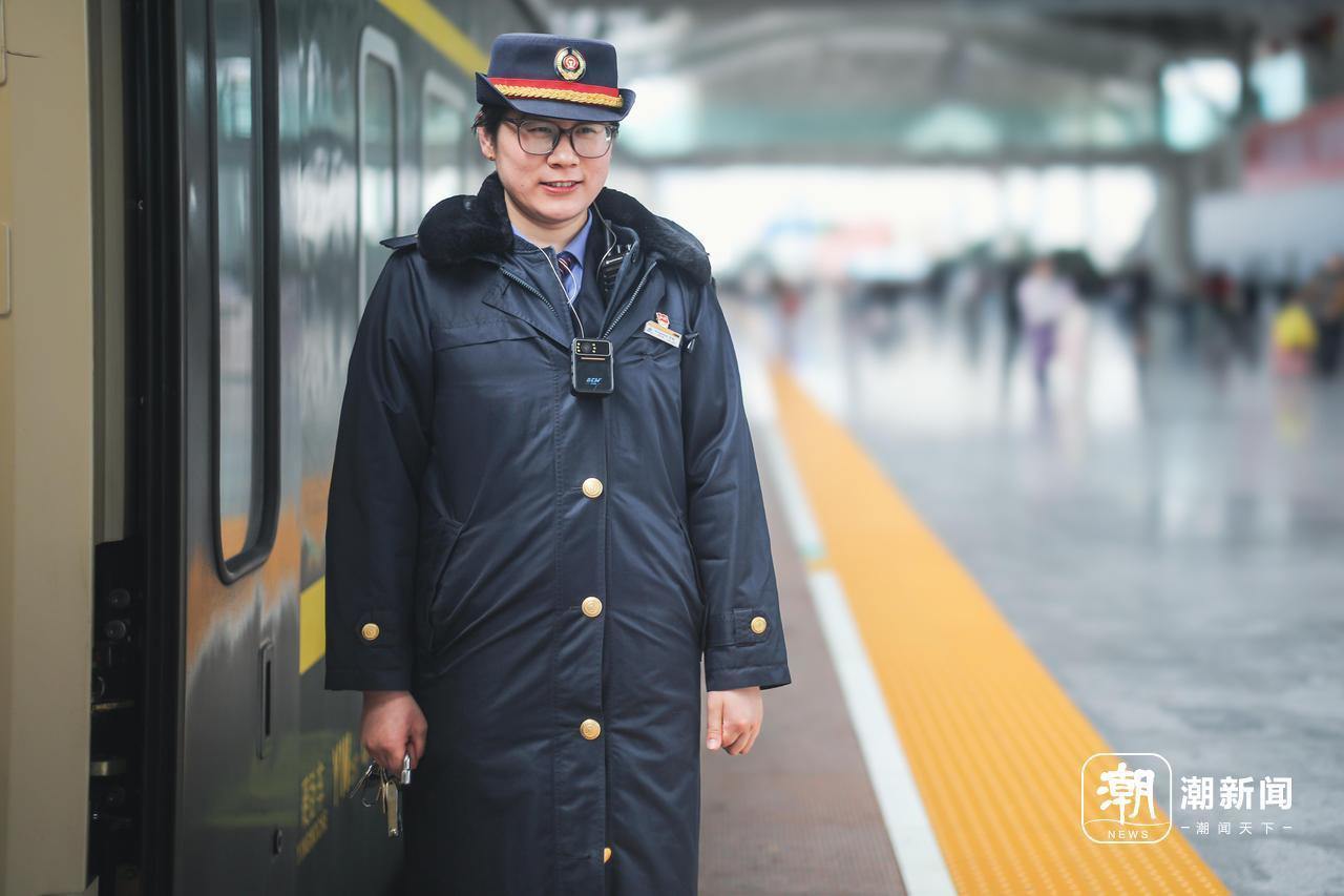 列车员何梅。谢春晖/摄