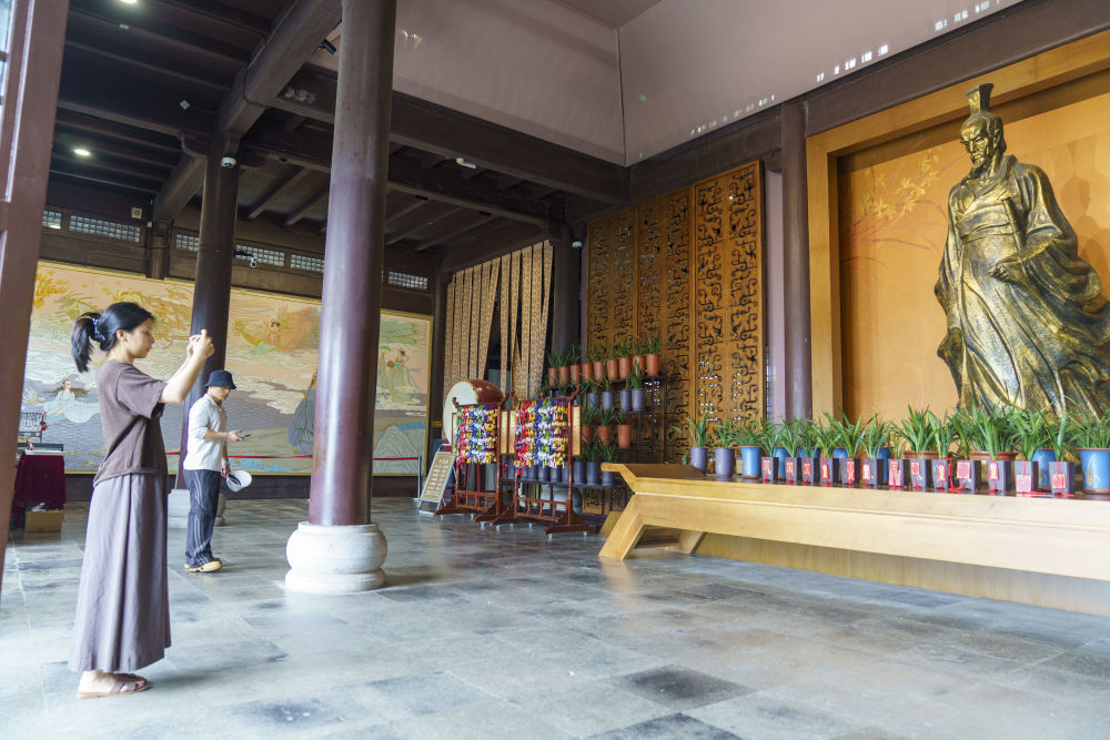 游客参观湖北省宜昌市秭归县屈原祠。新华社发(周仕伟 摄)