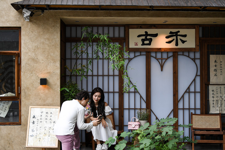 游客在郑州记忆·油化厂创意园内参观游玩。 新华社记者吴刚摄