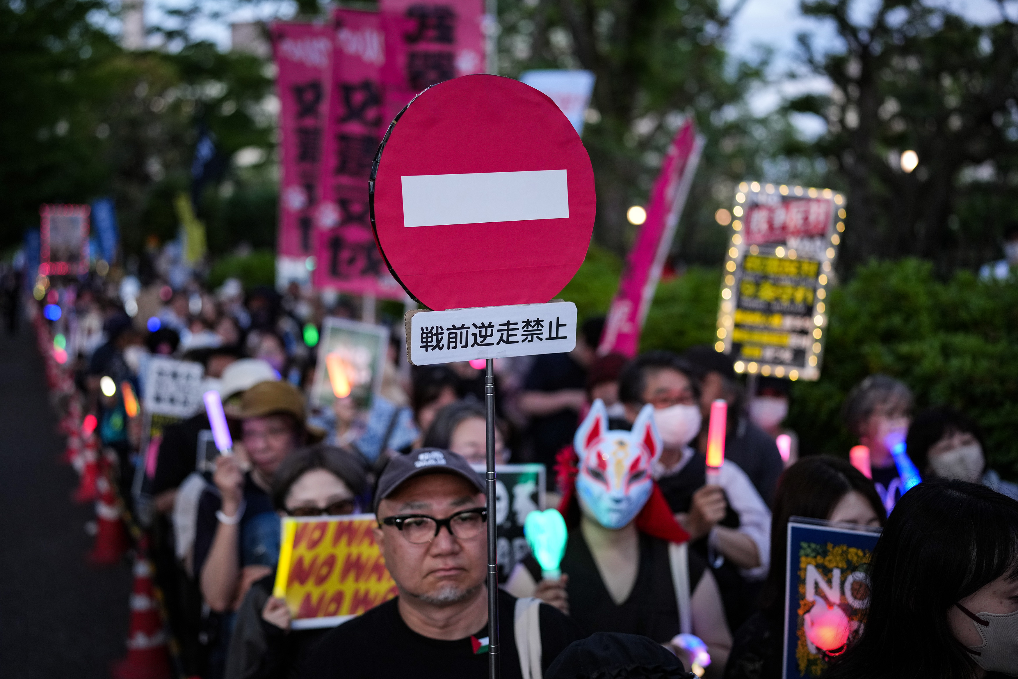 5月19日，在位于日本东京的国会议事堂前，民众手持标语参加抗议集会。新华社记者贾浩成摄