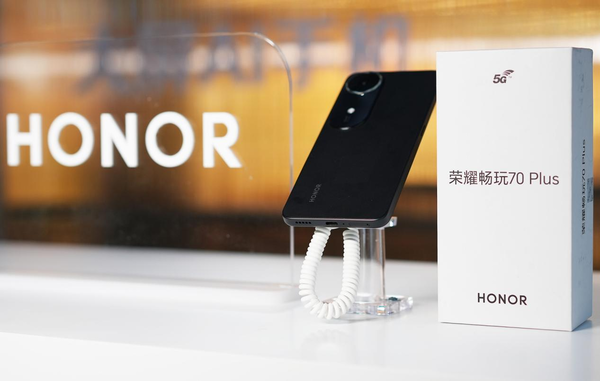 <em>大屏AI手机荣耀畅玩70 Plus、OPPO A6l</em>