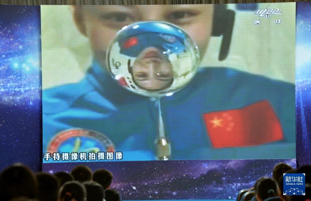 2013年6月20日10时许，我国首次太空授课开始。这是神舟十号航天员王亚平的倒像映在水球中。新华社记者 李鑫 摄