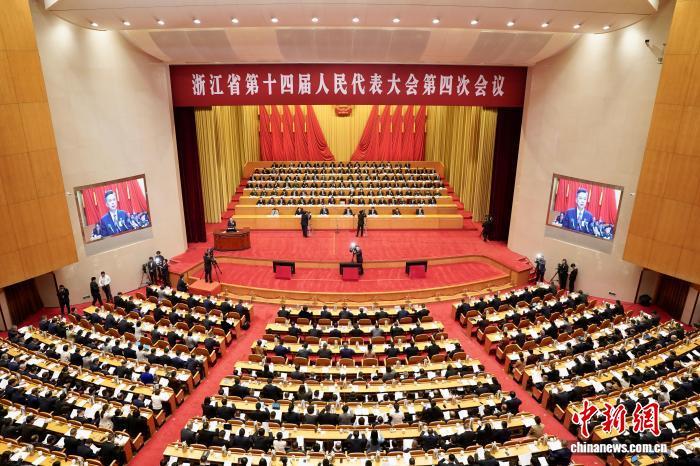 1月14日,浙江省十四届人大四次会议在杭州开幕,浙江省省长刘捷作政府工作报告。 张斌 摄