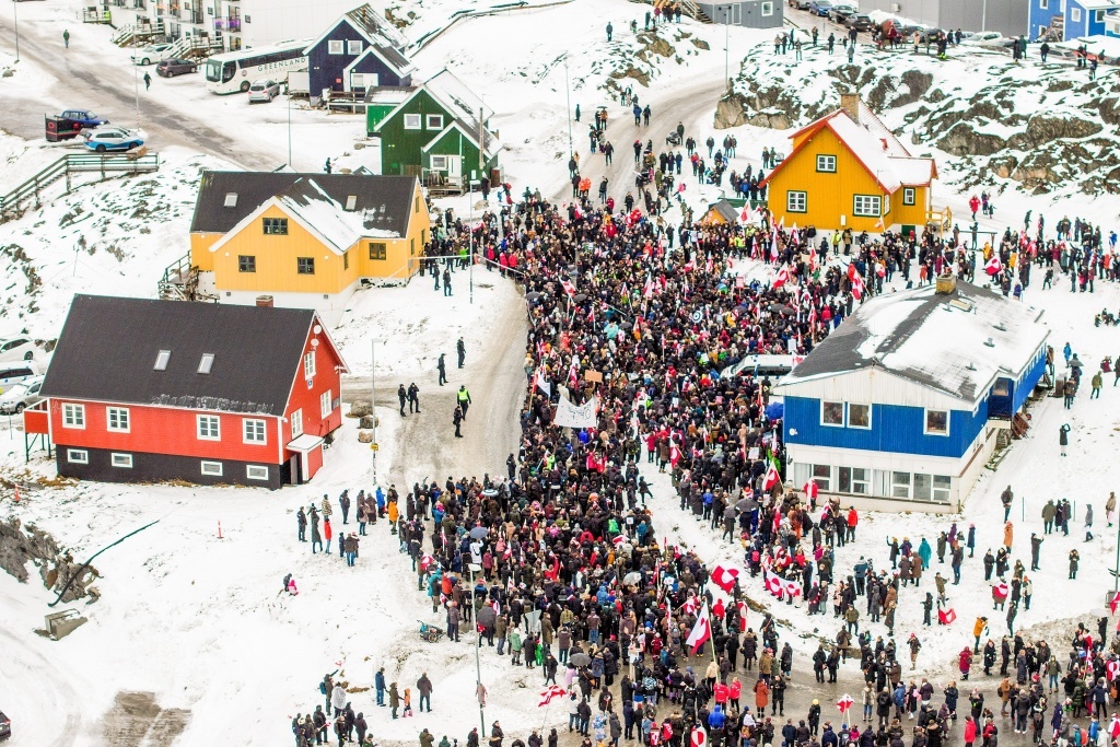 当地时间2026年1月17日,格陵兰努克,民众参加抗议活动,反对美国总统特朗普关于“接管”格陵兰岛的言论。