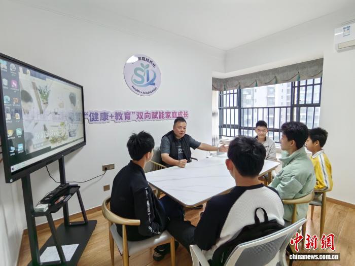 图为台胞李永星在寒假期间给学生做创业实践指导。受访者供图