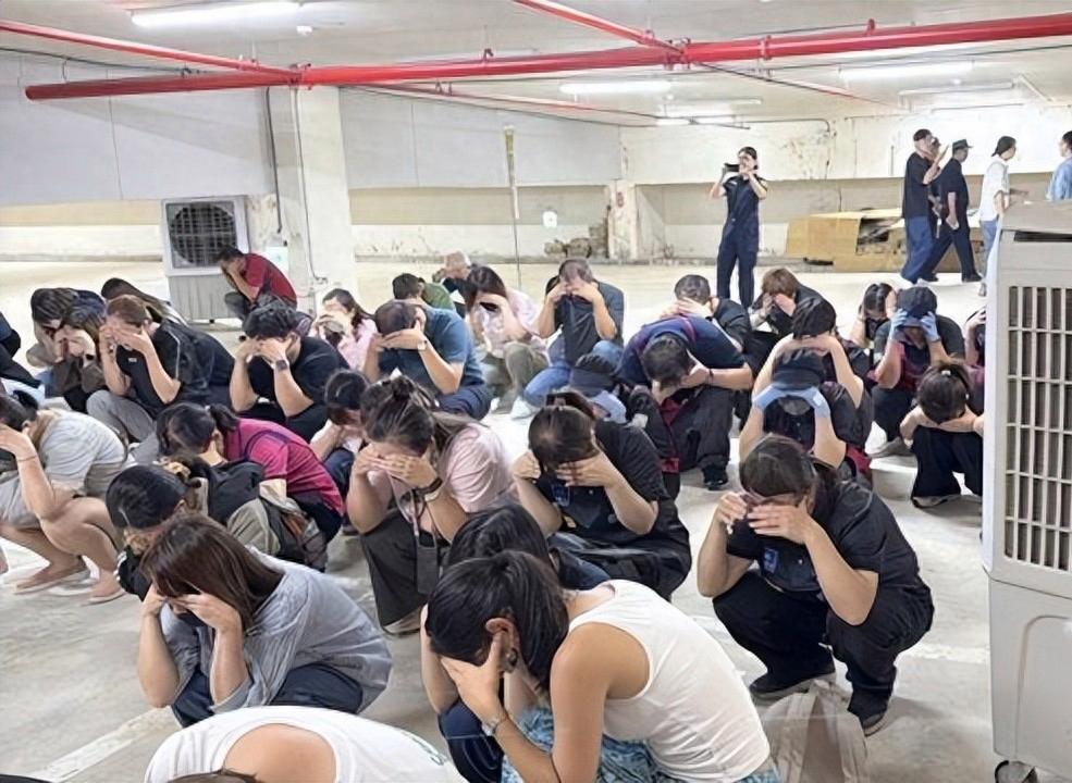 岛内举行“2026城镇韧性演习”,民众在一家超市地下室躲避