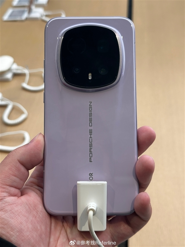 荣耀最奢华直板旗舰！荣耀Magic8 RSR线下提前展示：全配置揭晓