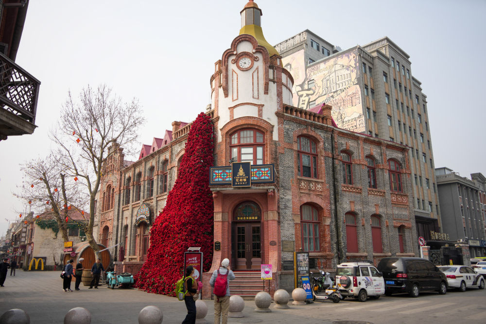 烟台朝阳街克利顿饭店。新华社记者 徐速绘 摄