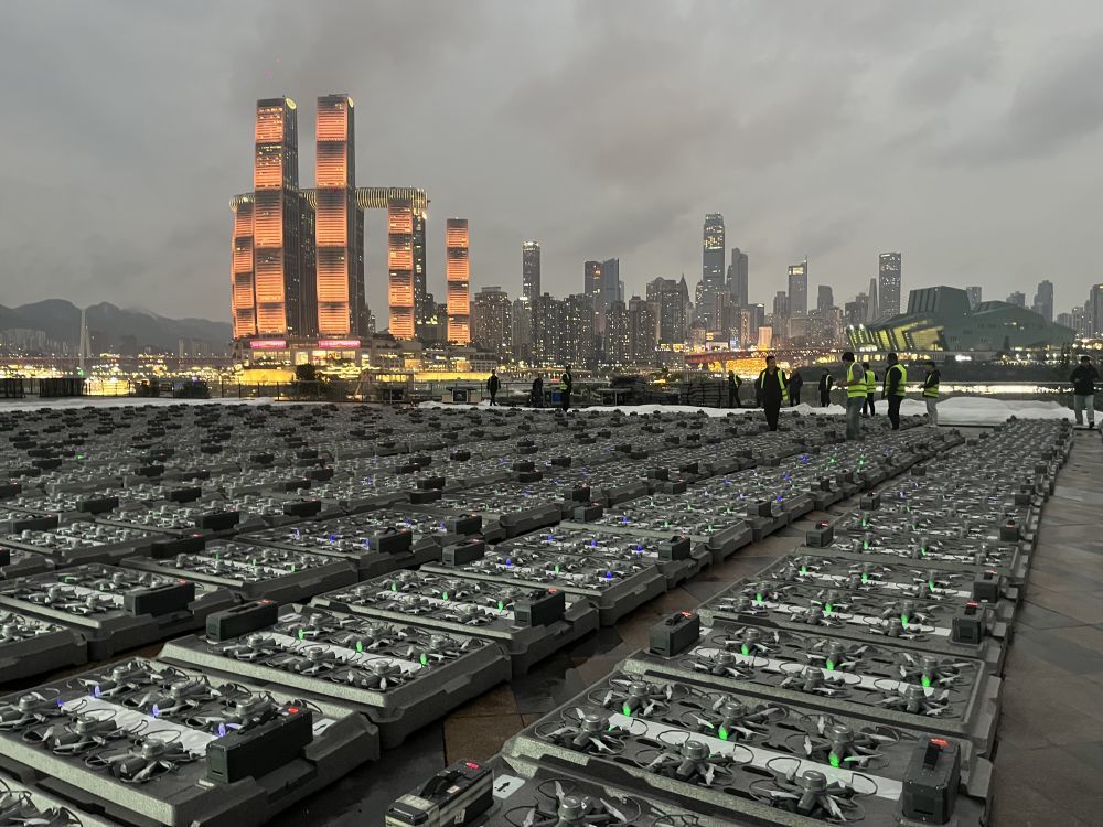 1月2日晚，工作人员在重庆市规划展览馆前方的广场上为演出做准备。新华社记者 周思宇 摄