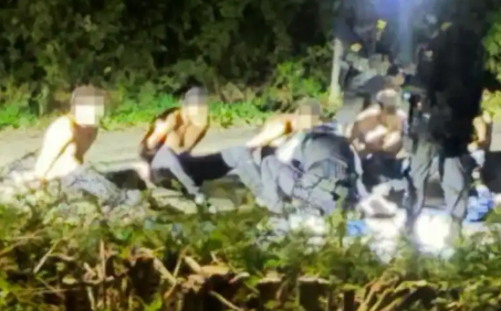 五名男子被捕后,这张照片开始流传。