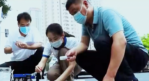 刘炳江（右一）和同事们在做水质检测（央广网发 南开区生态环境监测中心供图）